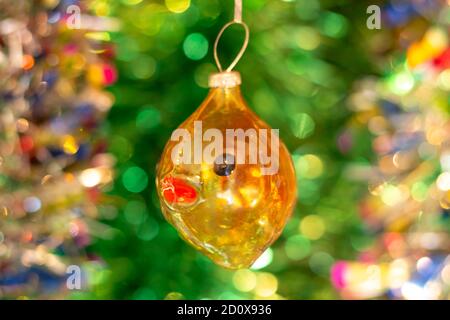 Vieux jouet soviétique de Noël vintage sur le fond d'un arbre de Noël et de la guirlande multicolore du nouvel an. Banque D'Images