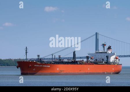 Le pétrolier chimique Magellan Endeavour navigue à la structure du pont de Manhattan à New York, au-dessus de l'est de la rivière Hudson, New York, États-Unis Banque D'Images