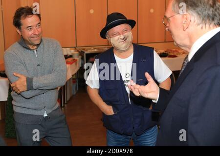 Magdebourg, Allemagne. 03ème octobre 2020. Le musicien et acteur Jan-Josef Liefers (l-r), Axel Prahl (avec protection de la bouche et du nez), parle à Reiner Haseloff (CDU), Premier ministre de Saxe-Anhalt, avant leur concert dans la Tour du millénaire à l'Elbauenpark, à l'occasion du jour de l'unité allemande et de 30 ans de Saxe-Anhalt. De nombreux assistants qui se sont distingués dans la crise de Corona sont invités. Credit: Peter Gercke/dpa-Zentralbild/ZB/dpa/Alay Live News Banque D'Images