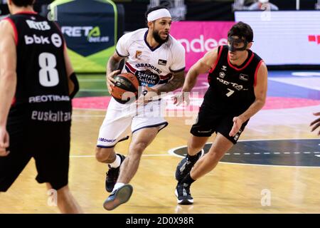 Bilbao, pays basque, ESPAGNE. 3 octobre 2020. 03 octobre 2020, Bilbao, pays Basque, ESPAGNE: KASSIUS ROBERTSON (30) fonctionne avec le ballon contrôlé pendant le match de la semaine 4 de la Ligue Endesa entre Bilbao basket et Obradoiro à Miribilla Bilbao Arena. Crédit : EDU Del Fresno/ZUMA Wire/Alamy Live News Banque D'Images