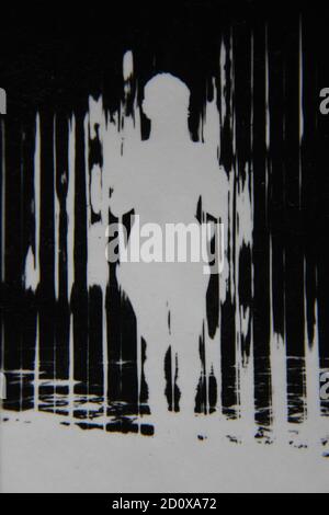 Fin années 1970 photographie vintage en noir et blanc d'un profil de silhouette de l'ensemble du corps d'une femme naturelle. Banque D'Images