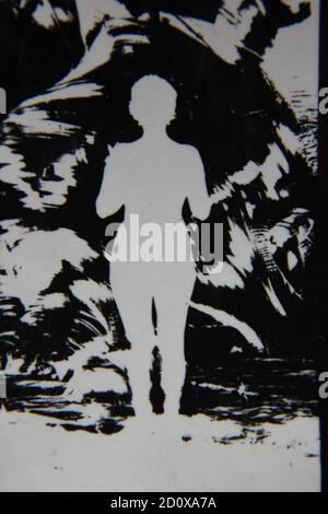 Fin années 1970 photographie vintage en noir et blanc d'un profil de silhouette de l'ensemble du corps d'une femme naturelle. Banque D'Images