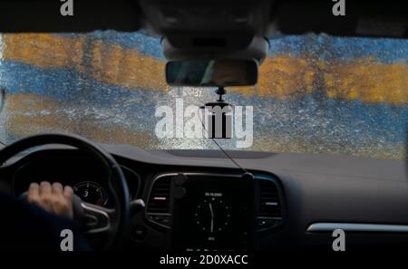 lavage automatique de la voiture vu de l'intérieur de la voiture. Concept d'assainissement de voiture Banque D'Images