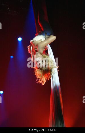 Jane Krakowski se produit à 'Broadway Bares XIII: Retour à Burlesque' à la salle de bal Roseland à New York le 15 juin 2003. Crédit photo : Henry McGee/MediaPunch Banque D'Images