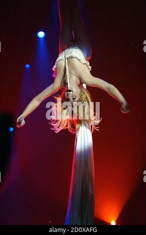 Jane Krakowski se produit à 'Broadway Bares XIII: Retour à Burlesque' à la salle de bal Roseland à New York le 15 juin 2003. Crédit photo : Henry McGee/MediaPunch Banque D'Images