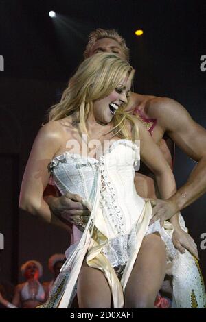 Jane Krakowski se produit à 'Broadway Bares XIII: Retour à Burlesque' à la salle de bal Roseland à New York le 15 juin 2003. Crédit photo : Henry McGee/MediaPunch Banque D'Images