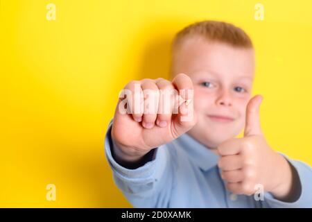 la dent de bébé dans la main d'un enfant. la dentisterie et le concept de santé. Sur fond jaune Banque D'Images