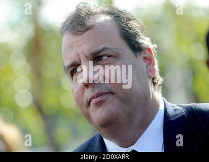 Cranbury, États-Unis d'Amérique. 26 octobre 2014. CANTON DE CRANBURY, N.J - OCTOBRE 24 : GOV. Chris Christie, commissaire aux transports Jamie Fox, président du Sénat Stephen Sweeney et directeur exécutif de l'Autorité de l'autoroute à péage Joseph Mrozek figurent parmi les officiels présents pour la cérémonie de découpe du ruban de l'autoroute à péage du New Jersey élargie, à 11 h, dans la zone de service de Molly Pitcher le 24 octobre 2014 Cranbury New Jersey personnes : Gov. Chris Christie crédit: Storms Media Group/Alay Live News Banque D'Images