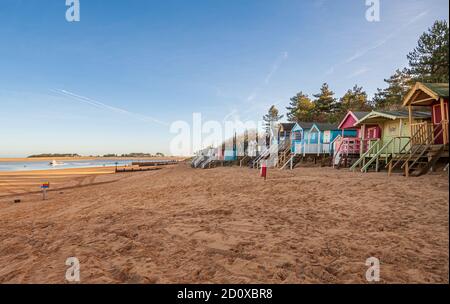 cabanes de plage et plage de sable à puits au bord de la mer sur la côte nord de norfolk royaume-uni hiver soleil angleterre Banque D'Images