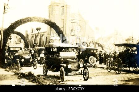 Cette photo date de 1924 et a été prise à la Fête du Saint Sacrement à New Bedford, Massachusetts, a été prise de la rue Dimon. La Fête du Saint Sacrement était un festival annuel qui a été célébré et accueilli par l'église catholique Immaculée conception, à l'extrémité nord de New Bedford. Banque D'Images