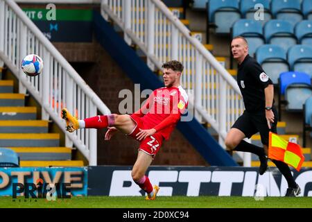 Peterborough, Royaume-Uni. 03ème octobre 2020. Jordan Stevens de Swindon Town (en prêt de Leeds United) tente de garder le ballon en jeu pendant le match Sky Bet League 1 joué derrière des portes fermées entre Peterborough et Swindon Town à London Road, Peterborough, Angleterre. Joué sans partisans en mesure d'assister à la réunion en raison des règles gouvernementales actuelles pendant la pandémie COVID-19, le 3 octobre 2020. Photo de Nick Browning/Prime Media Images. Crédit : Prime Media Images/Alamy Live News Banque D'Images