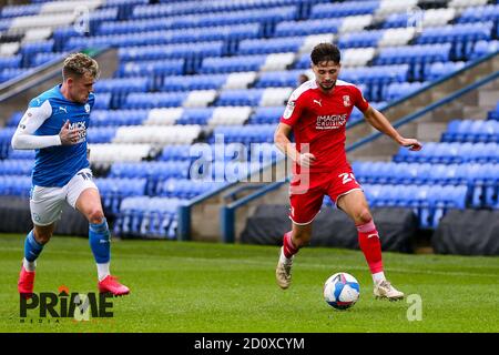 Peterborough, Royaume-Uni. 03ème octobre 2020. Rob Hunt de Swindon Town tente de dépasser Sammie Szmodics de Peterborough United lors du match Sky Bet League 1 joué derrière des portes fermées entre Peterborough et Swindon Town à London Road, Peterborough, Angleterre. Joué sans partisans en mesure d'assister à la réunion en raison des règles gouvernementales actuelles pendant la pandémie COVID-19, le 3 octobre 2020. Photo de Nick Browning/Prime Media Images. Crédit : Prime Media Images/Alamy Live News Banque D'Images