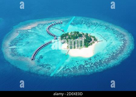 Juste avant l'atterrissage à l'aéroport de Malé aux Maldives, de nombreuses petites îles de corail peuvent être vues depuis les fenêtres de l'avion. Banque D'Images