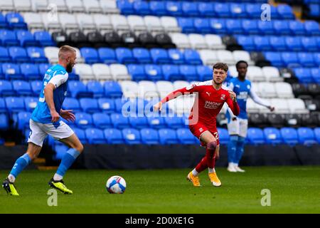 Peterborough, Royaume-Uni. 03ème octobre 2020. Jordan Stevens de Swindon Town (en prêt de Leeds United) ferme Dan Butler du Posh pendant le match Sky Bet League 1 joué derrière des portes fermées entre Peterborough et Swindon Town à London Road, Peterborough, Angleterre. Joué sans partisans en mesure d'assister à la réunion en raison des règles gouvernementales actuelles pendant la pandémie COVID-19, le 3 octobre 2020. Photo de Nick Browning/Prime Media Images. Crédit : Prime Media Images/Alamy Live News Banque D'Images