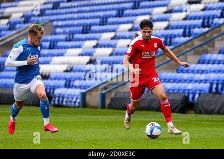 Peterborough, Royaume-Uni. 03ème octobre 2020. Rob Hunt de Swindon Town tente de dépasser Sammie Szmodics de Peterborough United lors du match Sky Bet League 1 joué derrière des portes fermées entre Peterborough et Swindon Town à London Road, Peterborough, Angleterre. Joué sans partisans en mesure d'assister à la réunion en raison des règles gouvernementales actuelles pendant la pandémie COVID-19, le 3 octobre 2020. Photo de Nick Browning/Prime Media Images. Crédit : Prime Media Images/Alamy Live News Banque D'Images