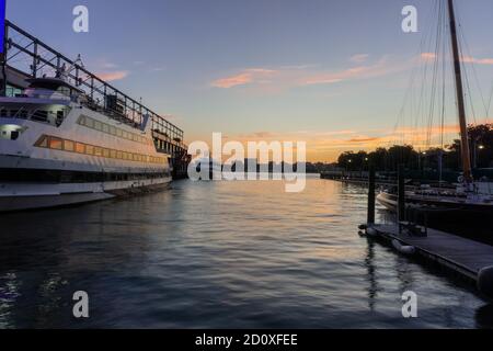 Vue sur le port au coucher du soleil. Bateaux amarrés à Chelsea Piers le long de l'Hudson River à Manhattan. Banque D'Images