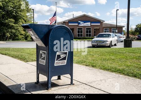 Wernersville, Pennsylvanie, États-Unis, 2 octobre 2020 : Mailbox se trouve en face de Wernersville, bureau de poste des États-Unis Banque D'Images