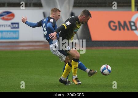 CARLISLE, ANGLETERRE. 3 OCTOBRE 2020 Callum Guy de Carlisle s'est Uni en action avec Scott Quigley de Barrow lors du match Sky Bet League 2 entre Carlisle United et Barrow à Brunton Park, Carlisle, le samedi 3 octobre 2020. (Credit: Mark Fletcher | MI News) Credit: MI News & Sport /Alay Live News Banque D'Images