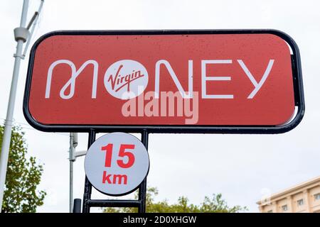 Un panneau Virgin Money avec un marqueur de 15 km pour le 40ème Marathon de Londres. Seuls les coureurs Elite courront le cours cette année avec tous les autres participants à un marathon « virtuel ». La course aura lieu sur un circuit fermé en boucle bio-sécurisée autour de St James's Park dans le centre de Londres, dans le Mall, Birdcage Walk & Horse Guards Parade. Banque D'Images