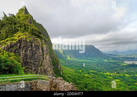 Vue panoramique depuis le point de vue de Nuuanu Pali sur Oahu In Hawaï Banque D'Images