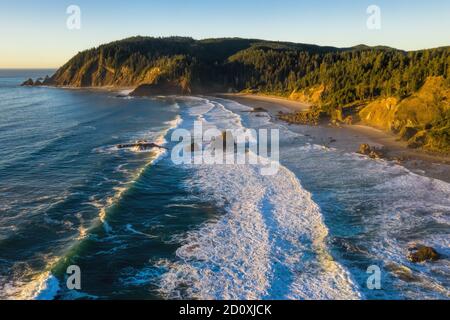 Vue aérienne d'Indian Beach prise du parc régional d'Ecola pendant une journée en fin d'été Banque D'Images