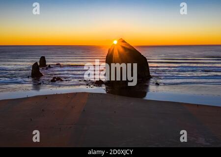 Vue de drone avec le coucher du soleil sur le dessus de Haystack Rock à Cannon Beach, Oregon Banque D'Images