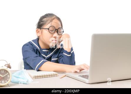 L'étudiant s'est endormi pendant ses devoirs avec le PC portable isolé sur fond blanc, concept éducatif Banque D'Images