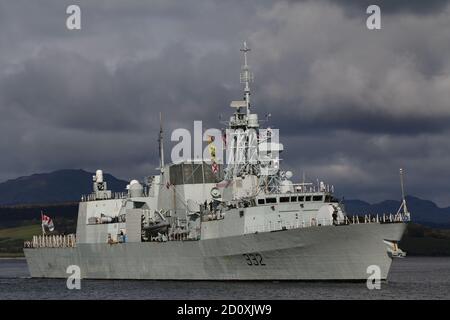 Le NCSM ville de Québec (FFH 332), une frégate multirôle de classe Halifax (ou de classe ville) exploitée par la Marine royale du Canada, passant Greenock à son arrivée pour l'exercice guerrier interarmées 20-2. Banque D'Images