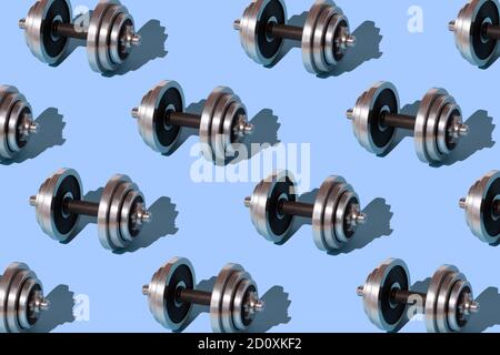 Modèle sportif conceptuel avec haltère Real metall sur fond bleu. Banque D'Images