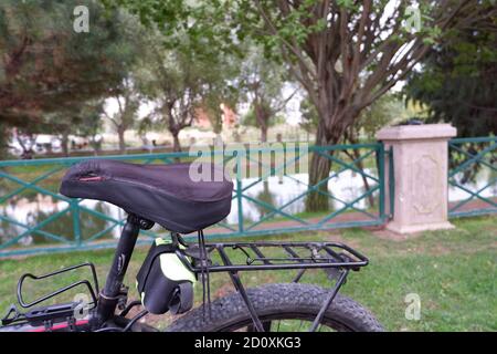 Vélo près du bord de la rivière Banque D'Images