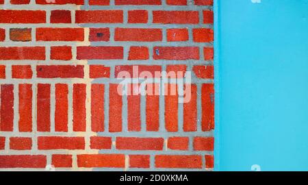 Mur en brique rouge et porte bleu vif Banque D'Images