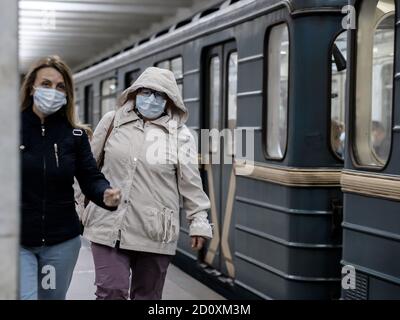 Moscou. Russie. 28 septembre 2020 UNE femme portant un masque médical de protection se tient sur la plate-forme d'une station de métro, attendant de monter à bord du train Banque D'Images