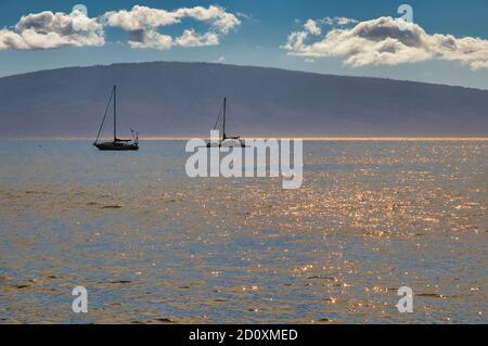 Vue téléobjectif sur Lanai et bateaux vus de Maui. Banque D'Images