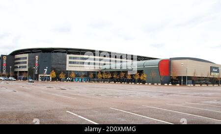 Milton Keynes, Royaume-Uni. 03ème octobre 2020. Vue sur un parking de stade vide.EFL Sky Bet League un club MK dons continue à jouer derrière des portes fermées pendant les restrictions Covid-19. L'arène Marshall du club est vide un jour où ils jouent aux leaders de la ligue Ipswich Town et aurait probablement eu une maison complète. Beaucoup de clubs en dehors de la Premier League anglaise craignent pour leur avenir sans aide financière sans aucun revenu arrivant les jours de match. Résultat du jeu - MK Dons Drew avec Ipswich Town 1-1 dans l'EFL Sky Bet League One. Crédit : SOPA Images Limited/Alamy Live News Banque D'Images