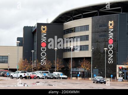 Milton Keynes, Royaume-Uni. 03ème octobre 2020. Logo MK Dons vu au-dessus de l'entrée du stade.EFL Sky Bet League un club MK Dons continue de jouer derrière des portes fermées pendant les restrictions Covid-19. L'arène Marshall du club est vide un jour où ils jouent aux leaders de la ligue Ipswich Town et aurait probablement eu une maison complète. Beaucoup de clubs en dehors de la Premier League anglaise craignent pour leur avenir sans aide financière sans aucun revenu arrivant les jours de match. Résultat du jeu - MK Dons Drew avec Ipswich Town 1-1 dans l'EFL Sky Bet League One. Crédit : SOPA Images Limited/Alamy Live News Banque D'Images