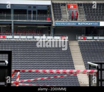 Une vue des sièges vides à l'intérieur du stade avec une bande empêchant l'entrée.EFL Sky Bet League One club MK dons continue à jouer derrière des portes fermées pendant les restrictions Covid-19. L'arène Marshall du club est vide un jour où ils jouent aux leaders de la ligue Ipswich Town et aurait probablement eu une maison complète. Beaucoup de clubs en dehors de la Premier League anglaise craignent pour leur avenir sans aide financière sans aucun revenu arrivant les jours de match. Résultat du jeu - MK Dons Drew avec Ipswich Town 1-1 dans l'EFL Sky Bet League One. Banque D'Images