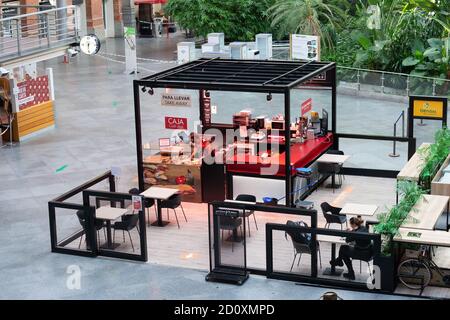 Madrid, Espagne. 03ème octobre 2020. Bar vide à Atocha, la gare principale.aujourd'hui est le premier jour de l'isolement imposé dans la Communauté de Madrid en raison de l'augmentation des infections Covid 19. Crédit : SOPA Images Limited/Alamy Live News Banque D'Images