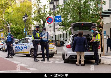 Madrid, Espagne. 03ème octobre 2020. Les policiers qui vérifient un véhicule à l'extérieur de la gare d'Atocha sont aujourd'hui le premier jour de la détention imposée dans la Communauté de Madrid en raison de l'augmentation des infections à Covid 19. Crédit : SOPA Images Limited/Alamy Live News Banque D'Images