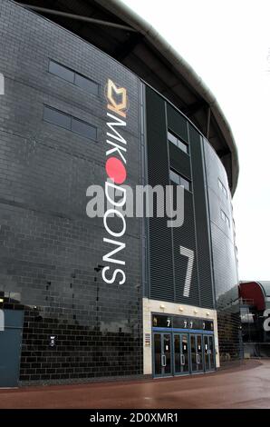 Milton Keynes, Royaume-Uni. 03ème octobre 2020. Logo MK Dons vu au-dessus de l'entrée du stade.EFL Sky Bet League un club MK Dons continue de jouer derrière des portes fermées pendant les restrictions Covid-19. L'arène Marshall du club est vide un jour où ils jouent aux leaders de la ligue Ipswich Town et aurait probablement eu une maison complète. Beaucoup de clubs en dehors de la Premier League anglaise craignent pour leur avenir sans aide financière sans aucun revenu arrivant les jours de match. Résultat du jeu - MK Dons Drew avec Ipswich Town 1-1 dans l'EFL Sky Bet League One. Crédit : SOPA Images Limited/Alamy Live News Banque D'Images