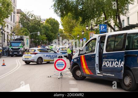 Madrid, Espagne. 03ème octobre 2020. Les véhicules de police à un poste de contrôle à l'extérieur de la gare centrale d'Atocha. Aujourd'hui est le premier jour de la détention imposée dans la Communauté de Madrid en raison de l'augmentation des infections à Covid 19. Crédit : SOPA Images Limited/Alamy Live News Banque D'Images