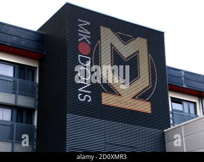 Milton Keynes, Royaume-Uni. 03ème octobre 2020. Logo MK Dons vu au-dessus de l'entrée du stade.EFL Sky Bet League un club MK Dons continue de jouer derrière des portes fermées pendant les restrictions Covid-19. L'arène Marshall du club est vide un jour où ils jouent aux leaders de la ligue Ipswich Town et aurait probablement eu une maison complète. Beaucoup de clubs en dehors de la Premier League anglaise craignent pour leur avenir sans aide financière sans aucun revenu arrivant les jours de match. Résultat du jeu - MK Dons Drew avec Ipswich Town 1-1 dans l'EFL Sky Bet League One. Crédit : SOPA Images Limited/Alamy Live News Banque D'Images