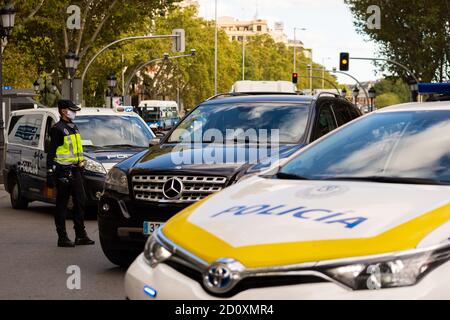 Madrid, Espagne. 03ème octobre 2020. Une voiture passe par un poste de contrôle de la police à l'extérieur de la gare centrale d'Atocha.aujourd'hui est le premier jour de la détention imposée dans la Communauté de Madrid en raison de l'augmentation des infections Covid 19. Crédit : SOPA Images Limited/Alamy Live News Banque D'Images