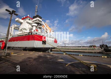 Sault Ste Marie, Michigan, États-Unis - cargo de l'océan le Fuldaborg navigue à travers les écluses de Soo aux touristes regardent de la rive. Banque D'Images