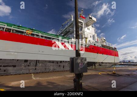 Sault Ste Marie, Michigan, États-Unis - cargo de l'océan le Fuldaborg navigue à travers les écluses de Soo aux touristes regardent de la rive. Banque D'Images