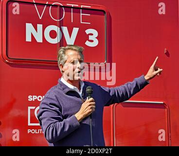 EL DORADO, KANSAS, États-Unis, 3 octobre 2020Représentatrice au Congrès Roger Marshall le candidat républicain au Sénat lance le « Keep Kansas Great bus Tour » dans sa ville natale d'El Dorado Credit: Mark Reinstein Banque D'Images