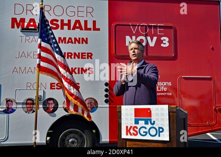 El Dorado, Kansas, États-Unis. 3 octobre 2020. Le congressiste Roger Marshall, candidat républicain au Sénat, lance le « Keep Kansas Great bus Tour » dans sa ville natale d'El Dorado Credit: Mark Reinstein/Alay Live News Banque D'Images