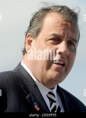 CANTON DE CRANBURY, N.J - OCTOBRE 24 : GOV. Chris Christie, commissaire aux transports Jamie Fox, président du Sénat Stephen Sweeney et directeur exécutif de l'Autorité de l'autoroute à péage Joseph Mrozek figurent parmi les officiels présents pour la cérémonie de découpe du ruban de l'autoroute à péage du New Jersey élargie, à 11 h, dans la zone de service de Molly Pitcher le 24 octobre 2014 Cranbury New Jersey personnes : Gov. Chris Christie crédit: Hoo-Me.com / MediaPunch Banque D'Images