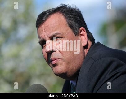 NEW BRUNSWICK, NJ - AVRIL 29 : New Jersey Gov. Le 29 avril 2015, Chris Christie signe deux projets de loi visant à renforcer les efforts visant à lutter contre l'abus de médicaments d'ordonnance et d'opioïdes au Nouveau-Brunswick dans les habitants des N.J : New Jersey Gov. Chris Christie crédit: Hoo-Me.com / MediaPunch Banque D'Images