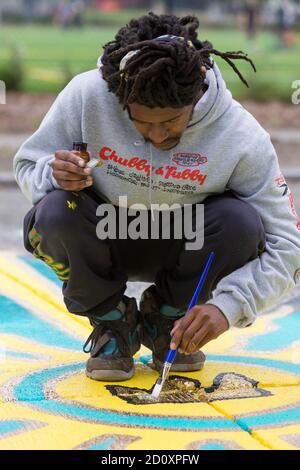 Seattle, Washington, États-Unis. 3 octobre 2020. L’artiste Ari, avec le collectif Vivid Matter, met la touche finale à la lettre K lors de la restauration de la murale Black Lives Matter dans le quartier de Capitol Hill à Seattle. Le collectif des artistes noirs et autochtones a créé la fresque de rue originale pendant la colline du Capitole a occupé la protestation en juin. Ils ont collaboré avec l'Office des arts et de la culture de la ville de Seattle pour restaurer la fresque et en faire un monument permanent. Crédit : Paul Christian Gordon/Alay Live News Banque D'Images