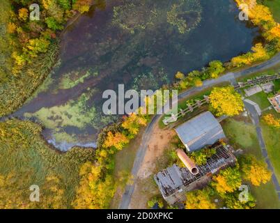 Vue sur l'automne depuis une hauteur panoramique de belles couleurs chaudes un paysage de lac forestier Banque D'Images